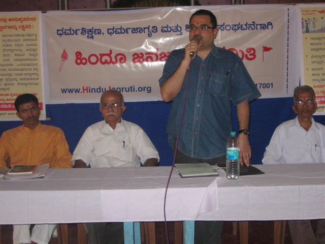 Adv. Ravindra Kamath addressing in the Temple trustees meet